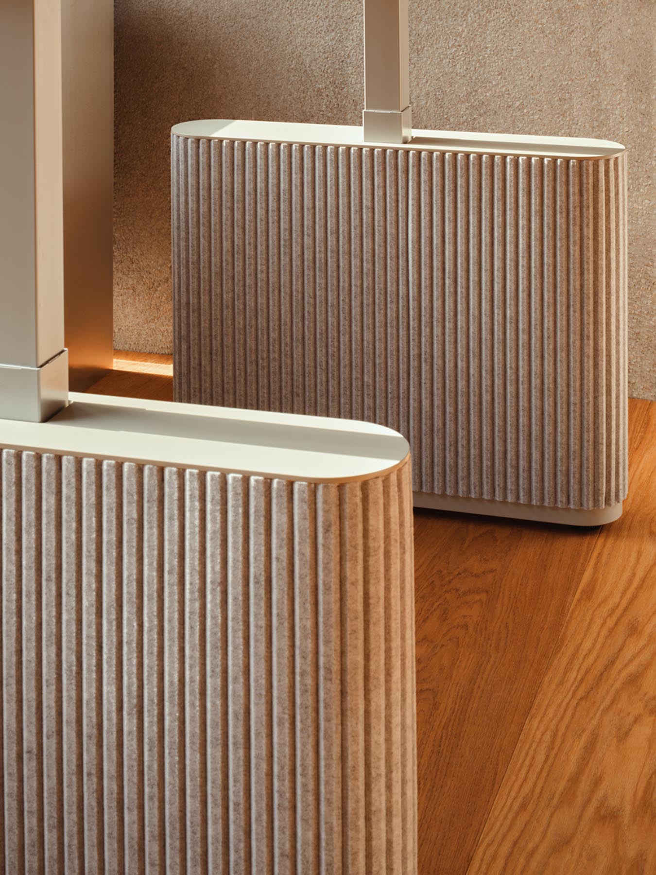 Moderner Ogi Drive BODF60 Schreibtisch mit elektrisch höhenverstellbarem Gestell und weichen Filzfüßen, perfekt für flexibles Arbeiten.