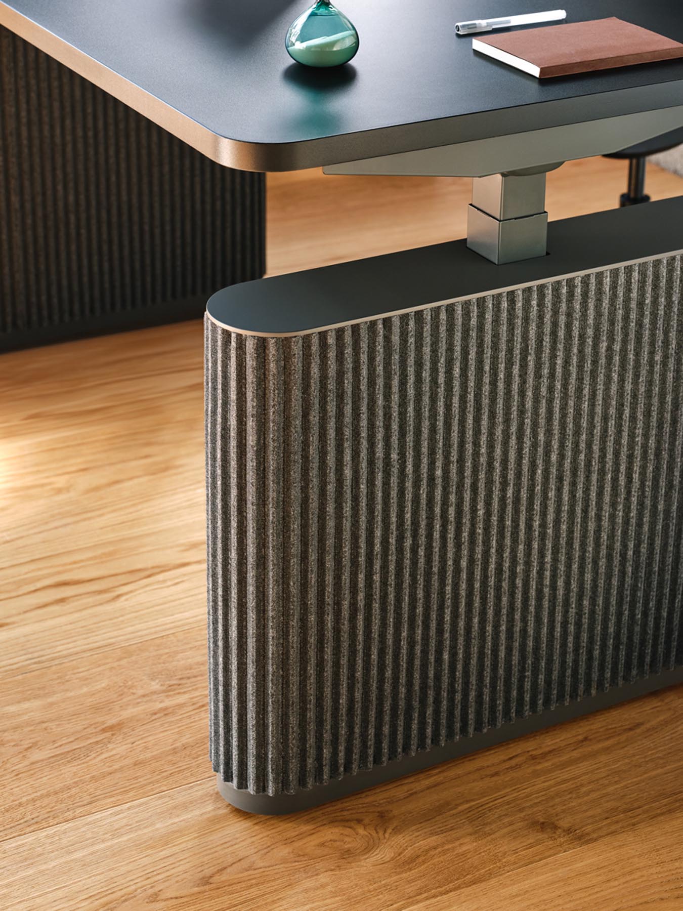 Eleganter Ogi Drive BODF60 Schreibtisch, höhenverstellbar, ausgestattet mit einzigartigen Filzfüßen für eine stilvolle und ergonomische Arbeitsumgebung.