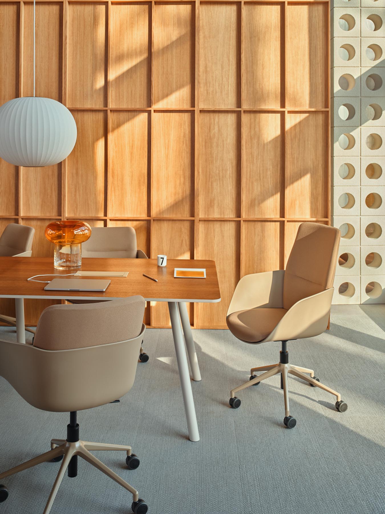 Eleganter Senda SDA1P22 Drehstuhl mit höhenverstellbarem Aluminiumfuß und praktischen Rollen, ideal für stilvolles und ergonomisches Sitzen.