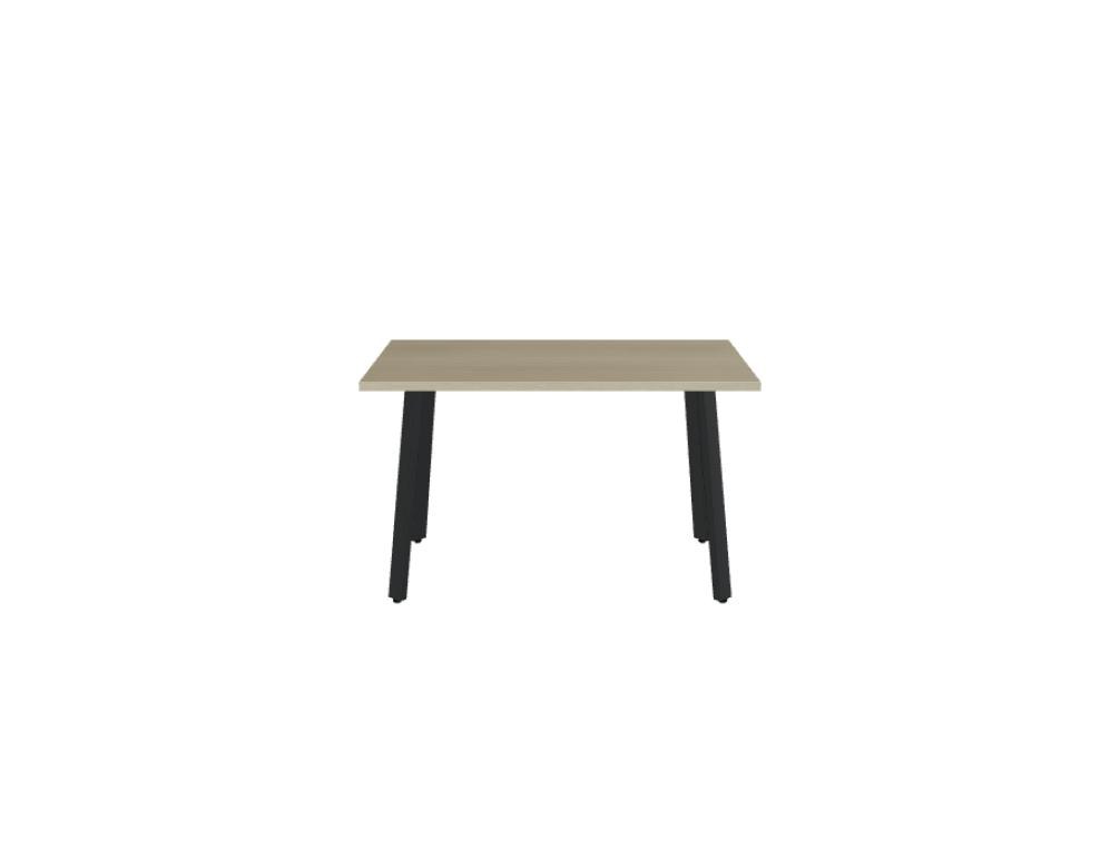 Schreibtisch Ogi A von Mdd mit Tischplatte in Honigeiche, schwarzem pulverbeschichtetem Metallgestell und schrägen Beinen als Designdetail.
