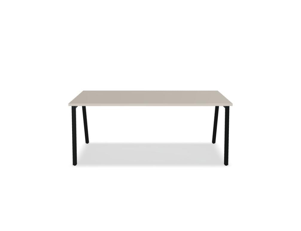 Schreibtisch Ogi M von Mdd mit Tischplatte in Honigeiche und schwarzem Metallgestell im 40x40 mm Profil, schräge Beine.