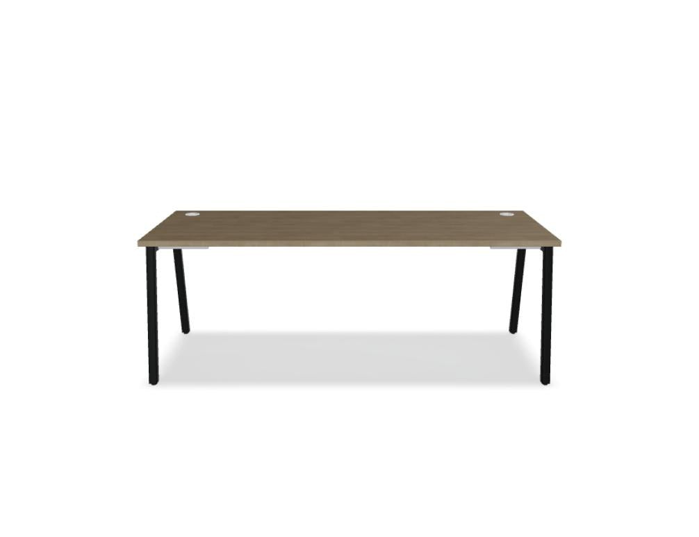 Schreibtisch Ogi M von Mdd mit Tischplatte in Honigeiche und schwarzem Metallgestell im 40x40 mm Profil, schräge Beine.