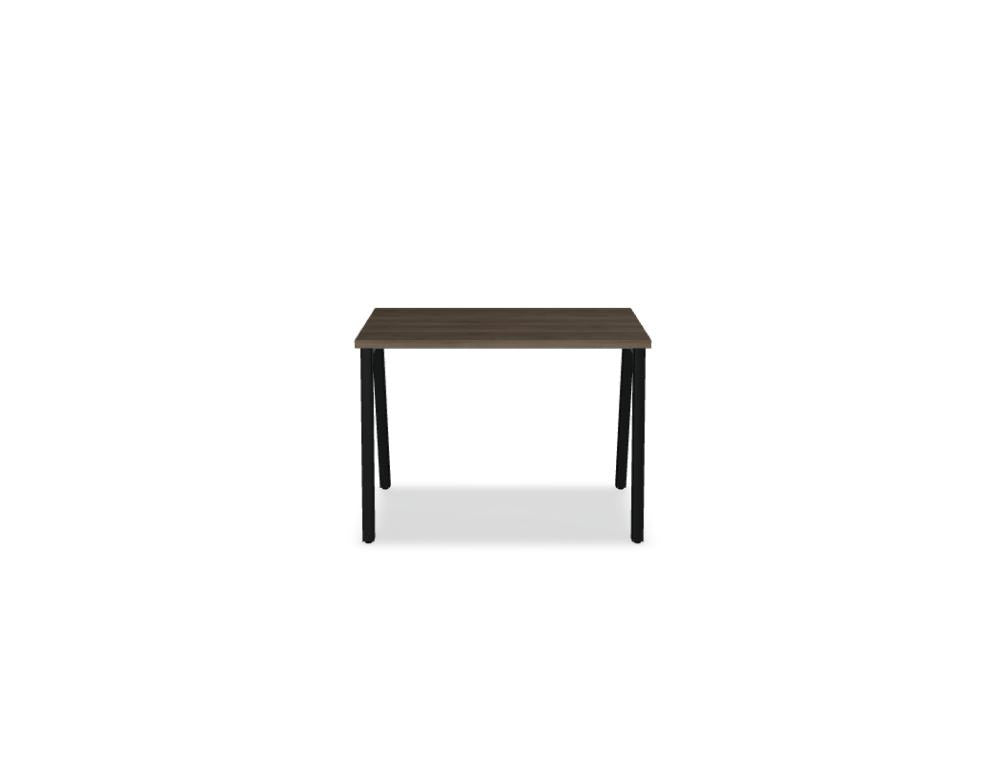 Schreibtisch Ogi M von Mdd mit Tischplatte in Honigeiche und schwarzem Metallgestell im 40x40 mm Profil, schräge Beine.