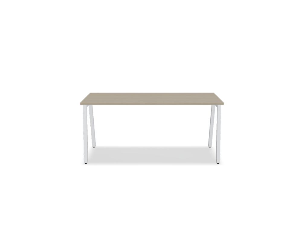 Schreibtisch Ogi M von Mdd mit Tischplatte in Honigeiche und schwarzem Metallgestell im 40x40 mm Profil, schräge Beine.