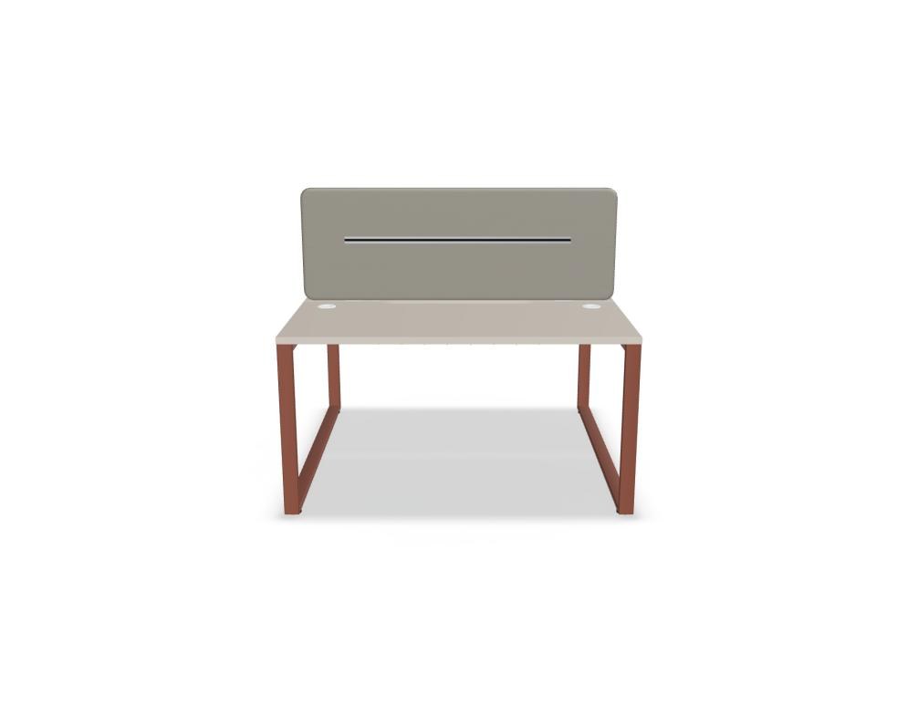 Doppelschreibtisch Ogi Q Bench mit Tischplatte in Honigeiche und schwarzem, pulverbeschichtetem Metallgestell, Ansicht von vorne.