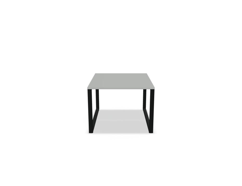 Doppelschreibtisch Ogi Q Bench mit Tischplatte in Honigeiche und schwarzem, pulverbeschichtetem Metallgestell, Ansicht von vorne.