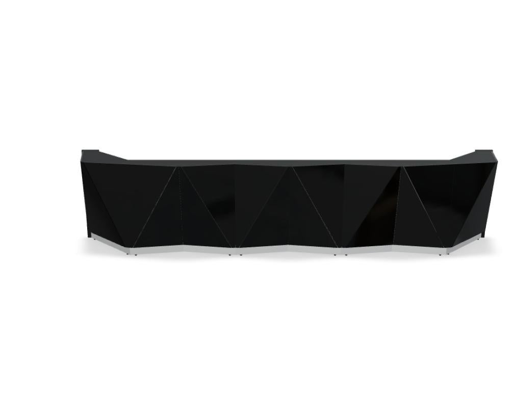 Modulare Empfangstheke Alpa aus schwarzem Glas mit Aluminiumsockel und LED-Beleuchtung, bestehend aus mehreren zusammenstellbaren Elementen.