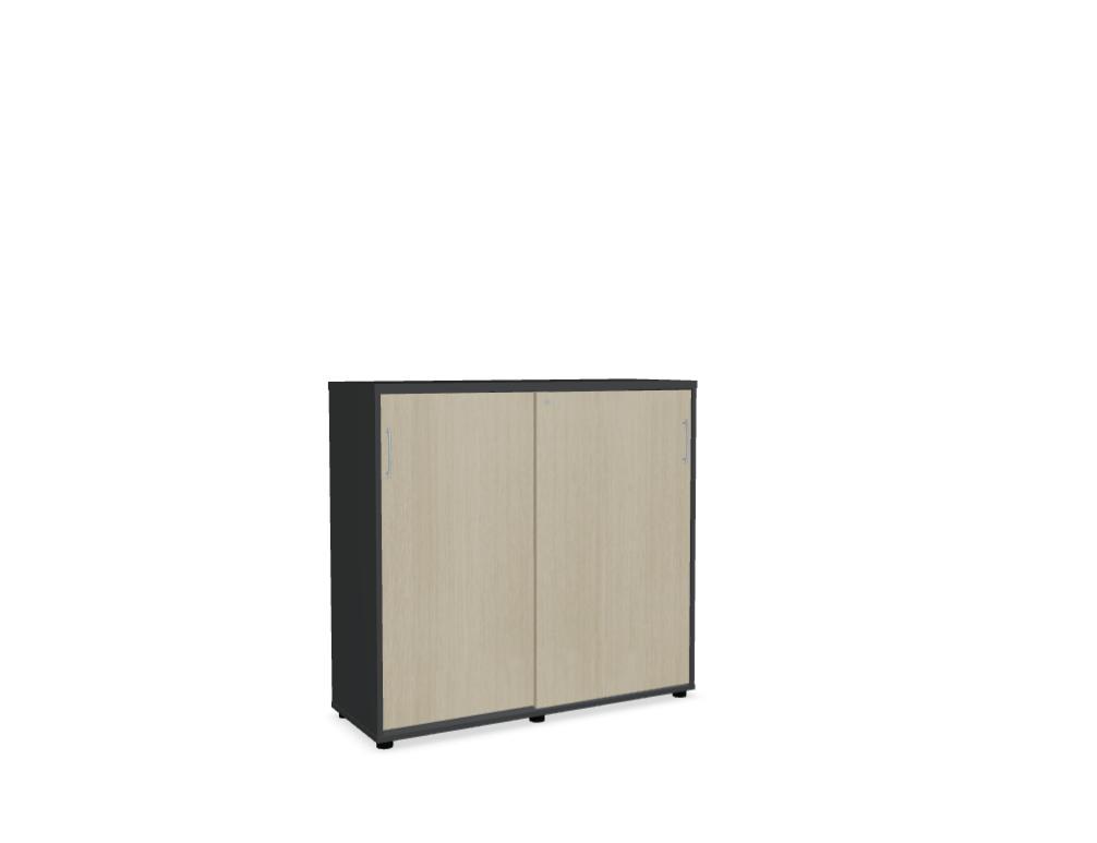 Schiebetürenschrank mit Front in Eiche Natur, Korpus und Bodenplatte in Weiss Pastell, aus Melaminplatten mit ABS-Umleimer gefertigt.