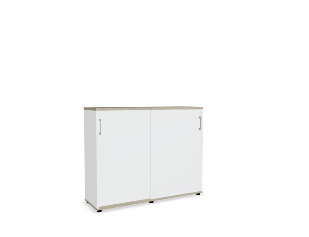 Schiebetürenschrank mit Front in Eiche Natur, Korpus und Bodenplatte in Weiss Pastell, aus Melaminplatten mit ABS-Umleimer gefertigt.