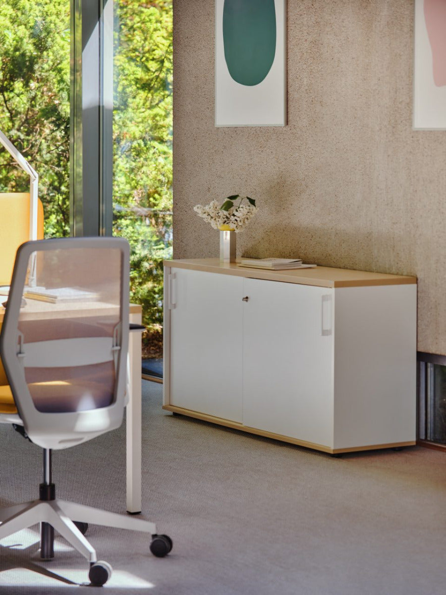 Eleganter Schiebetürenschrank A4P04 von Mdd in zeitlosem Weiß, perfekt für moderne Büros, vereint Funktionalität mit ansprechendem Design.