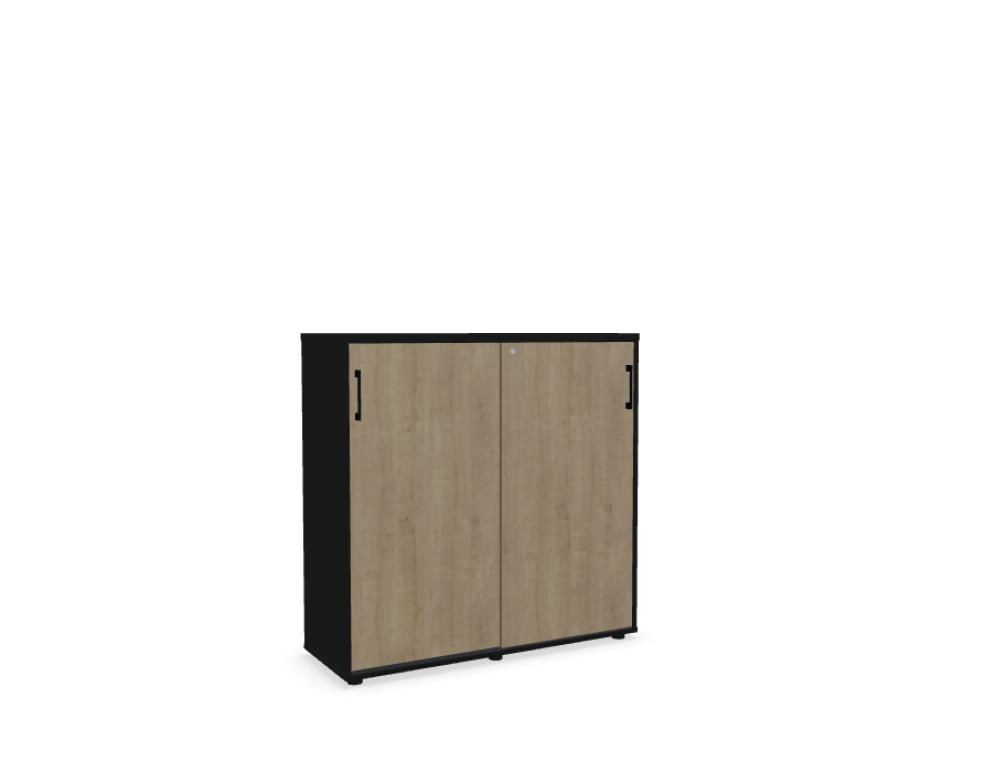 Schiebetürenschrank mit Front in Eiche Natur, Korpus und Bodenplatte in Weiss Pastell, aus Melaminplatten mit ABS-Umleimer gefertigt.