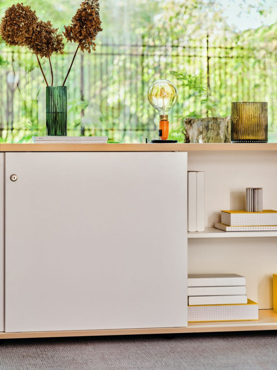 Moderner Schiebetürenschrank in stilvollem Schwarz, perfekt für effiziente Büroorganisation und optimalen Stauraum für Dokumente und Zubehör.