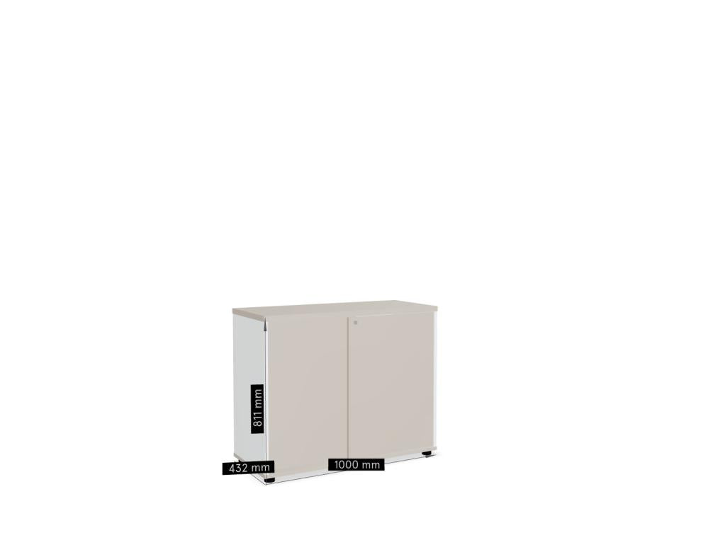 Schrank im modernen Bürodesign mit schmaler, lichtgrauer Türfront und glatter Oberseite; links zwei Schranktüren, rechts eine offene Ablagefläche, kompakte Schranklösung für Arbeitsbereiche