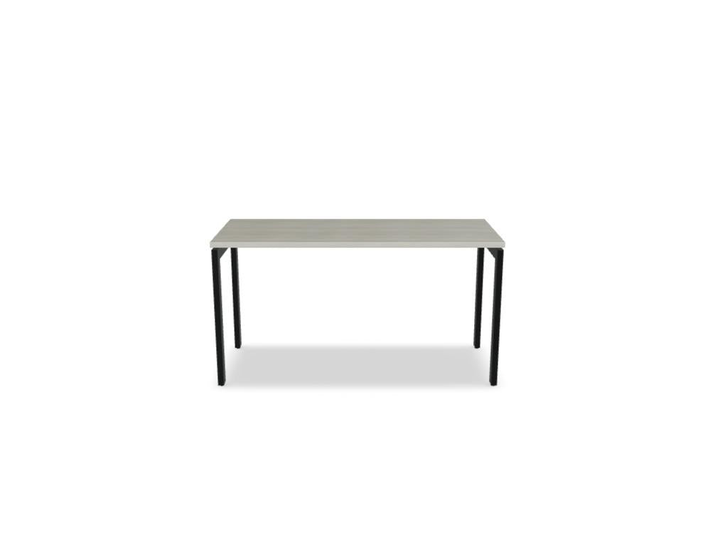 Schreibtisch Ogi U von Mdd mit Tischplatte in Honigeiche und pulverbeschichtetem, schwarzem Metallgestell im minimalistischen Design.