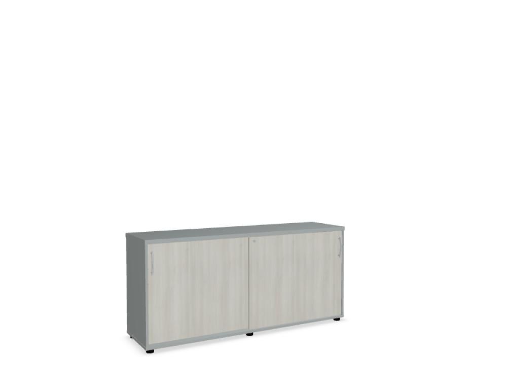 Schiebetürenschrank mit Front in Eiche Natur, Korpus und Bodenplatte in Weiss Pastell, aus Melaminplatten mit ABS-Umleimer gefertigt.
