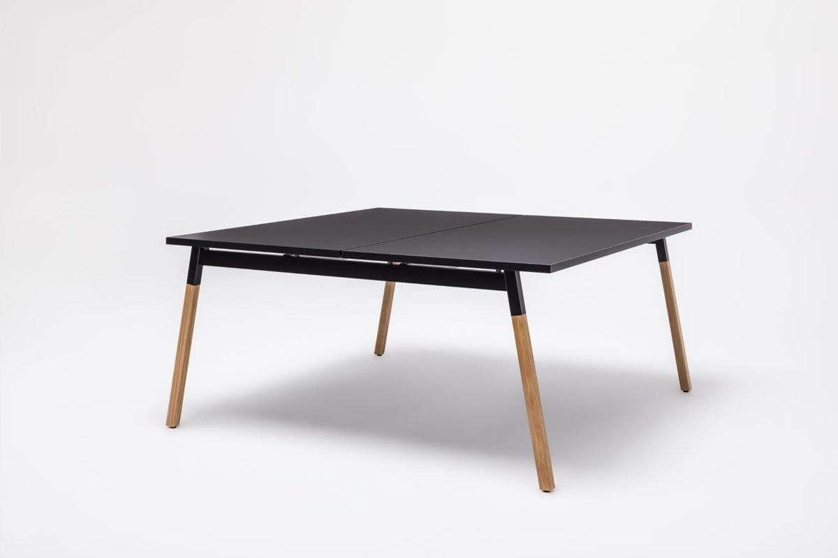 Doppelschreibtisch Ogi W Bench mit Platte in Honigeiche, Gestell aus Eschenholz und schwarzem Metallrahmen, für zwei Arbeitsplätze.