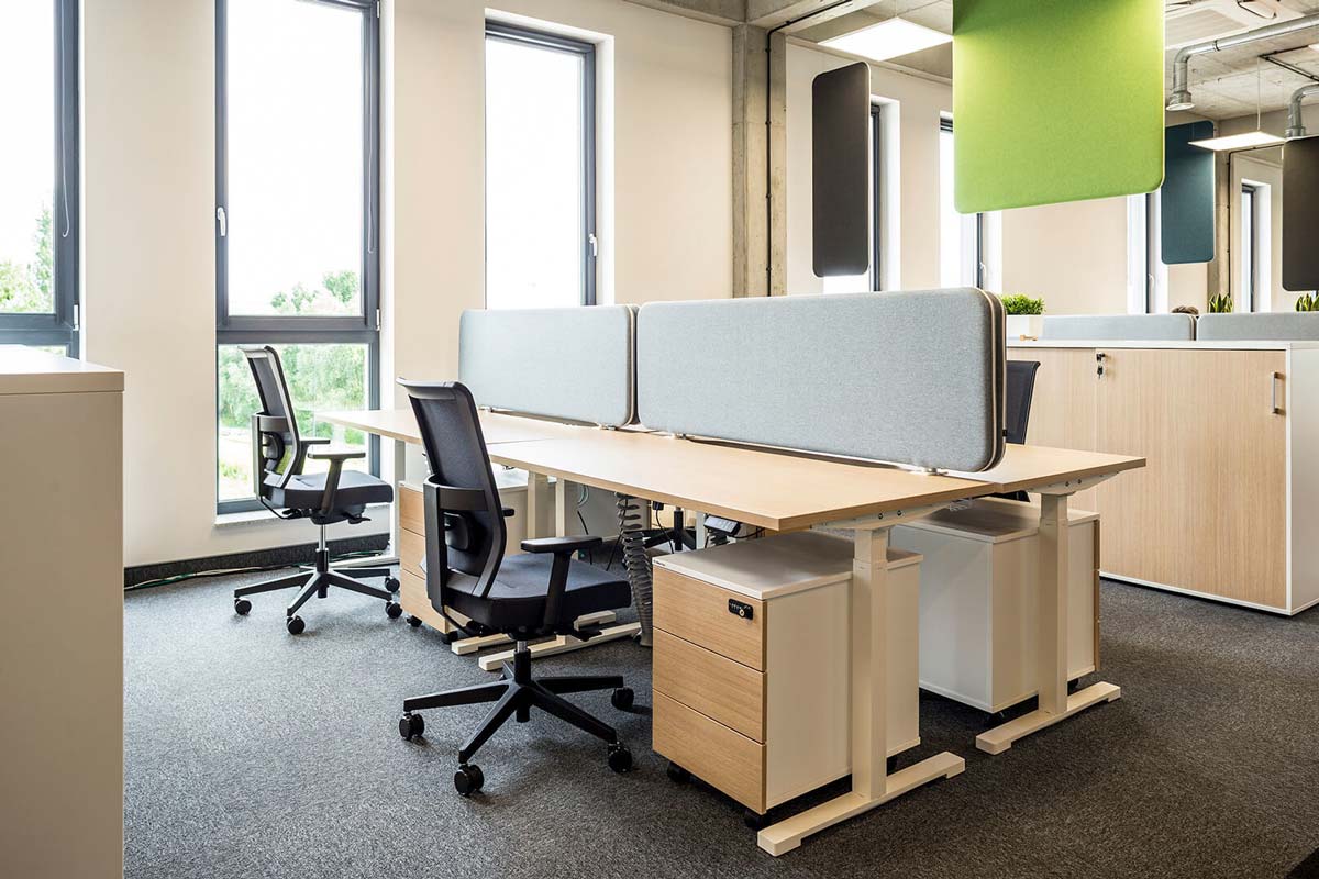 Eleganter Schiebetürenschrank A4P06K von Mdd, perfekt für moderne Büros, kombiniert Funktionalität mit ästhetischem Design und optimalem Stauraum.