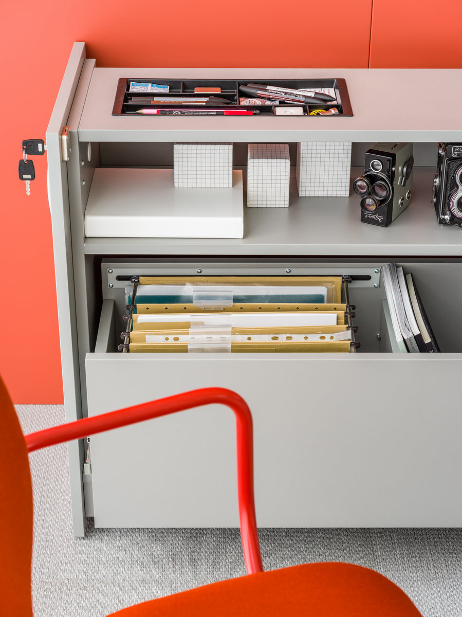 Moderner Büroschrank KCN81P von MDD in stilvollem Grau, perfekt für die ordentliche Organisation von Dokumenten und Büromaterialien.