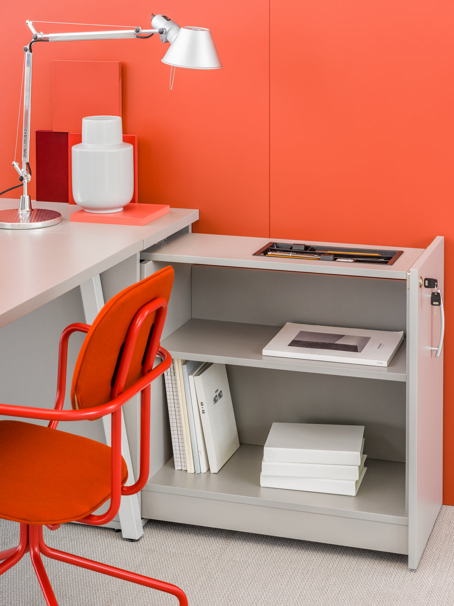 Eleganter Apothekerschrank KCN81P von MDD in zeitlosem Grau, ideal für die strukturierte Aufbewahrung von Büromaterialien und Akten.
