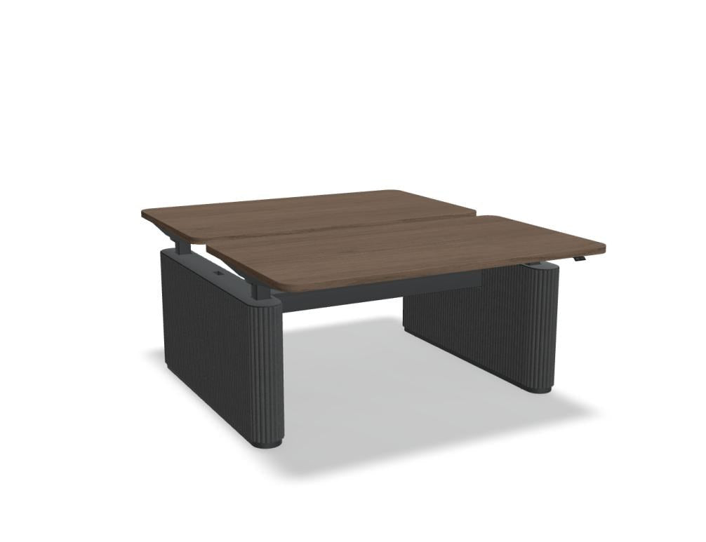 Bench-Schreibtisch Ogi Drive mit zwei Tischplatten, elektrisch höhenverstellbarem Metallgestell und Fusselementen aus PET-Filz in Anthrazit.