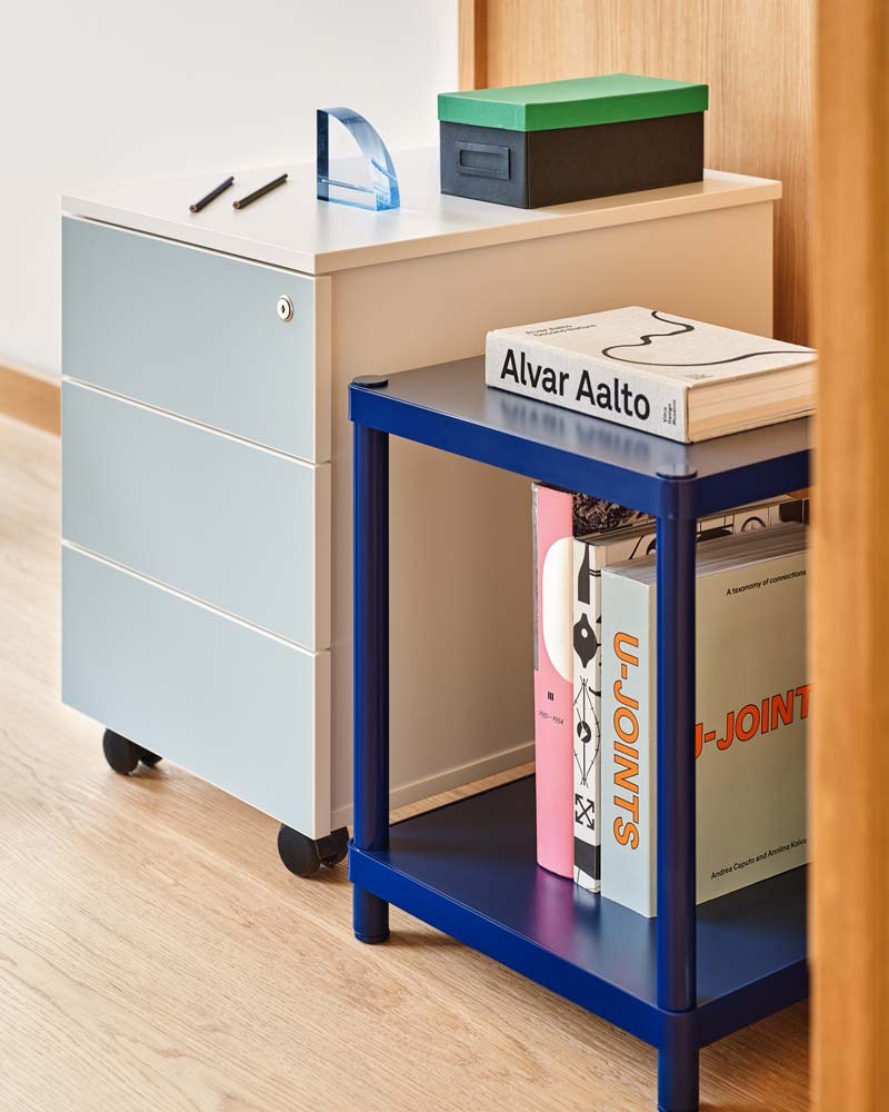 Rollcontainer der Marke Mdd mit Front aus HPL Hochglanz, Metallschubladen, Aluminium Satinato Ober- und Bodenplatte sowie Rollen mit Bremsen.