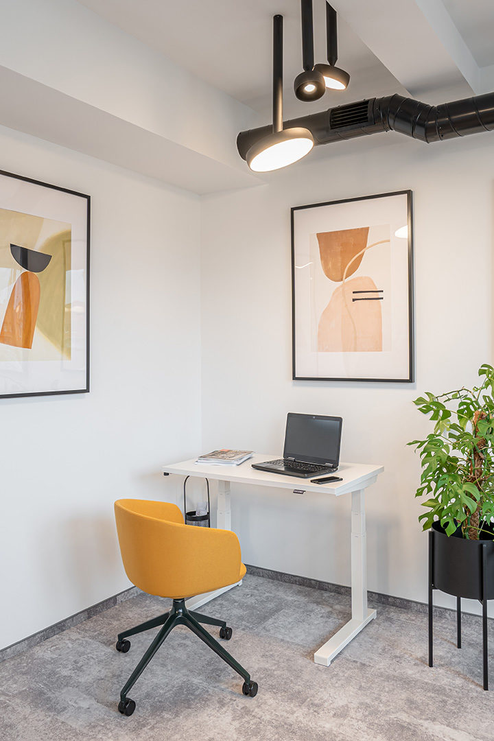 Eleganter Schreibtisch CDR74 von Mdd mit elektrischer Höhenverstellung, perfekt für ergonomisches Arbeiten und stilvolle Büros.