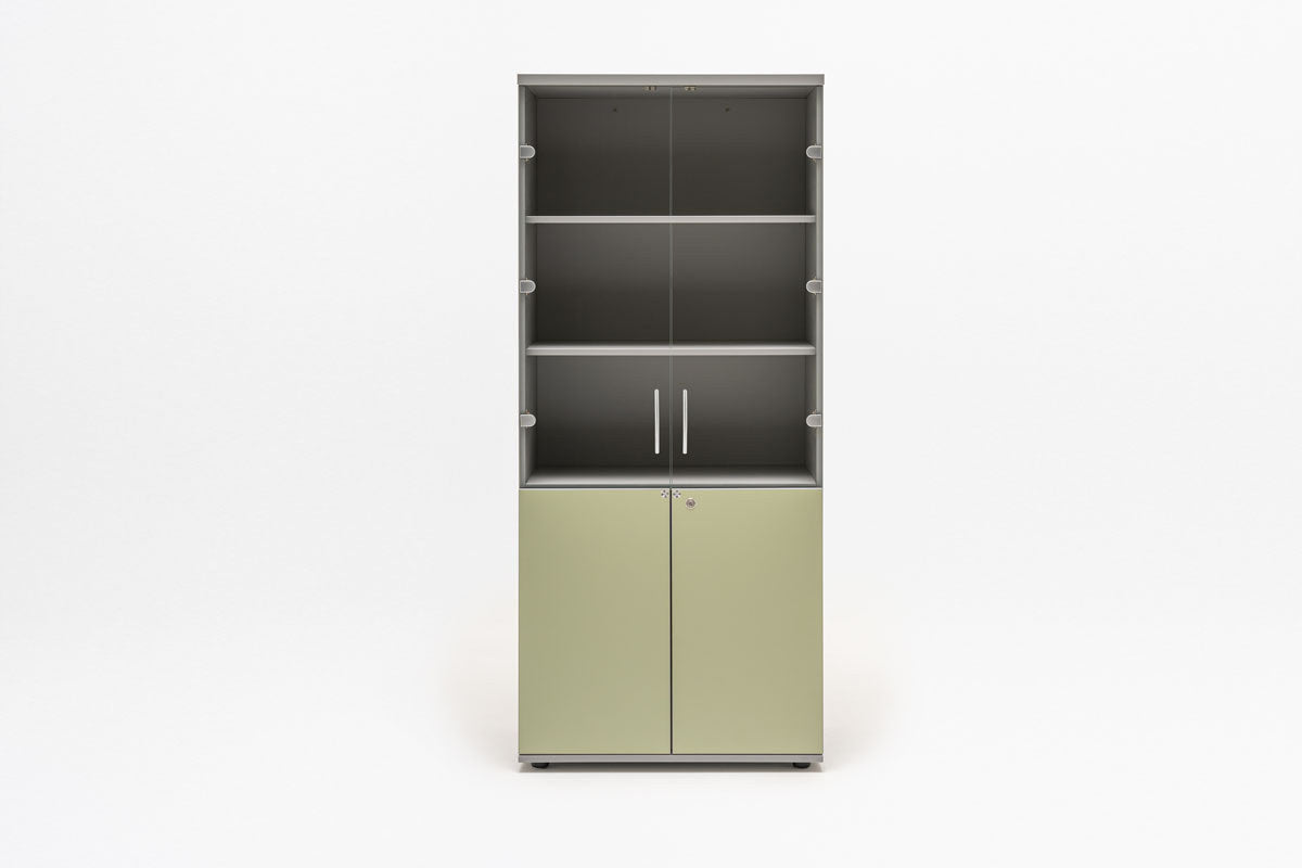 Hohe Vitrine Color von Mdd mit farbiger HPL-Front und Glastür, Aluminiumgriffe