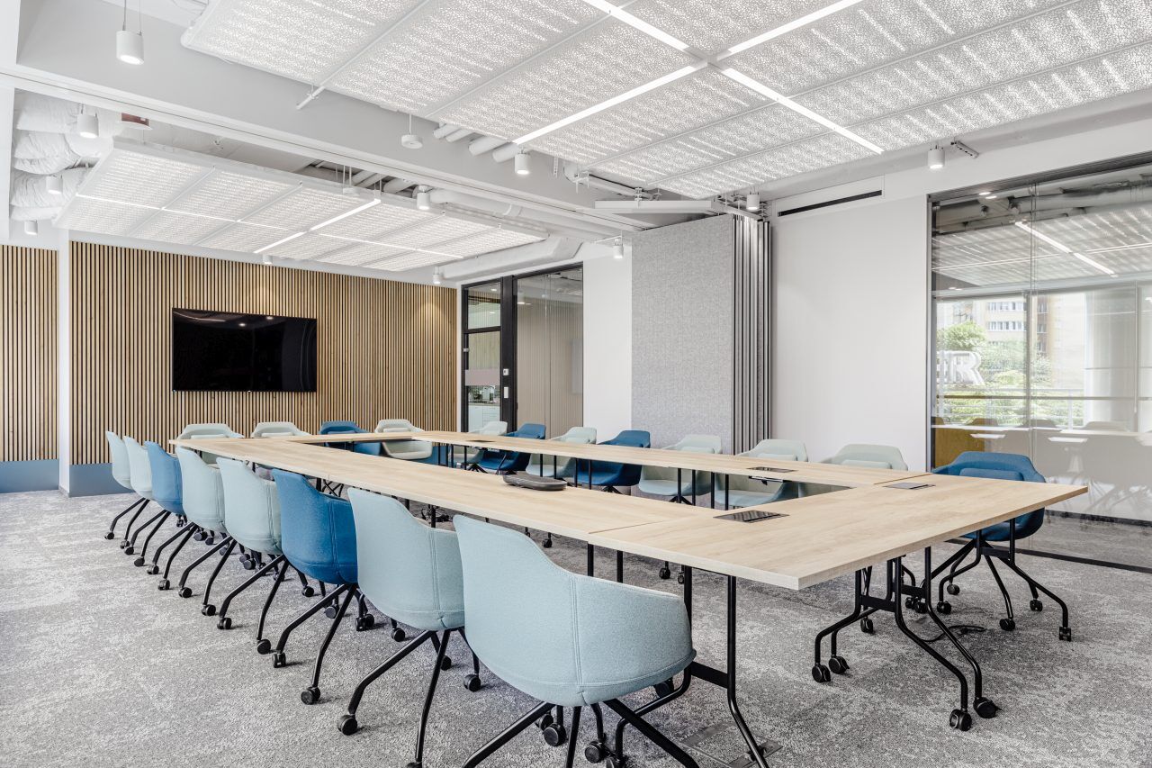 Moderner Klapptisch Easy PSU07 von MDD, ideal für Konferenzen und Veranstaltungen, bietet Flexibilität und elegantes Design.