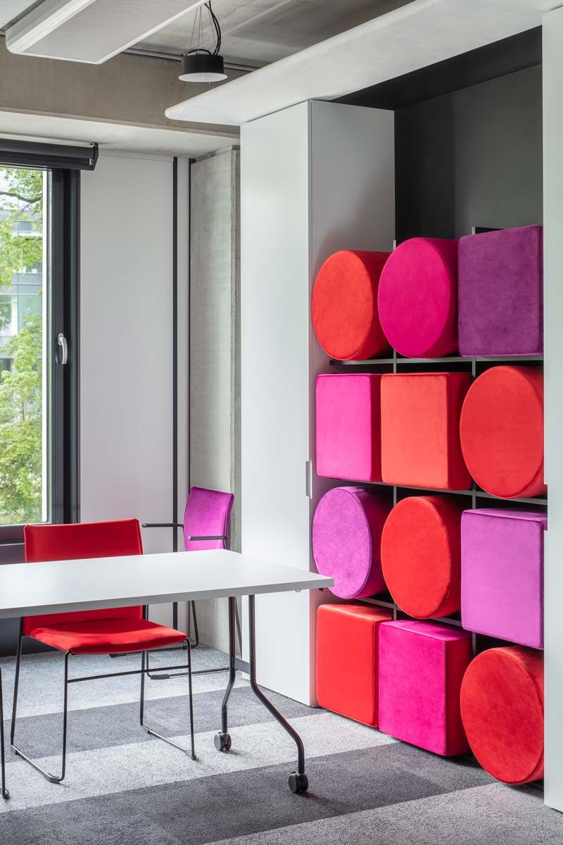 Vielseitiger Klapptisch Easy PFT05 von MDD, ideal für Konferenzen und Meetings. Elegantes Design mit stabiler Konstruktion und heller Tischplatte.