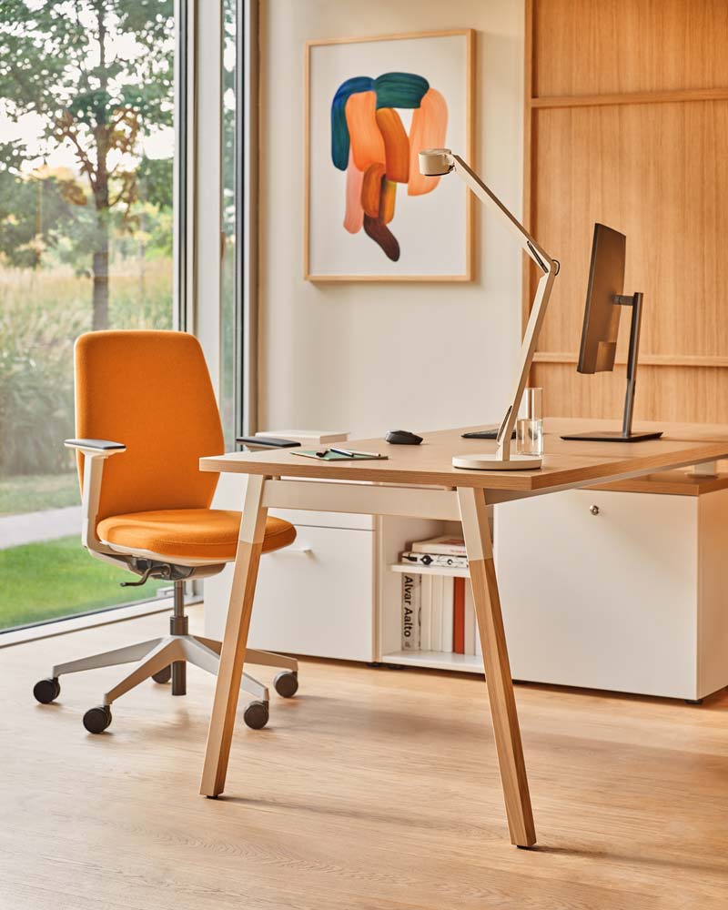 Eleganter Evo EV02 Bürostuhl mit komfortabler, gepolsterter Rückenlehne, perfekt für stilvolle Büros und langanhaltenden Sitzkomfort.