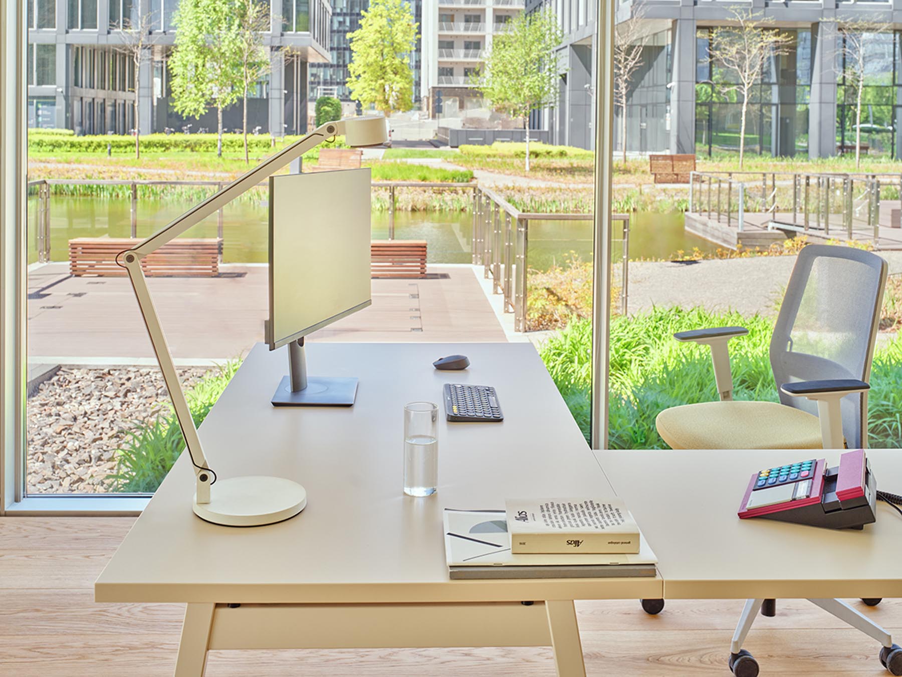 Moderner Evo EV01 Bürostuhl mit atmungsaktiver Mesh-Rückenlehne, ideal für ergonomisches Sitzen im Büro, stilvolles Design und verstellbare Armlehnen.