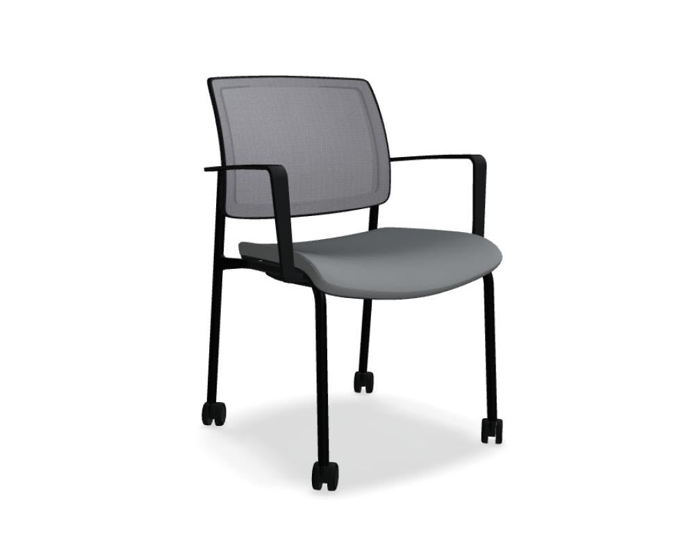 Konferenzstuhl Gaya von Mdd in Beige mit gepolstertem Sitz, Netzrückenlehne und schwarzem 4-Fuss-Gestell aus Metall, pulverbeschichtet.