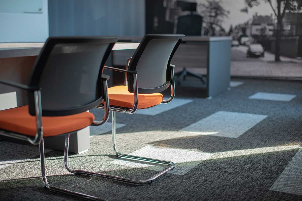 Moderner Gaya GY4NK Konferenzstuhl in ansprechendem Grau, ideal für Büros und Besprechungsräume, vereint Komfort und zeitgemäße Ästhetik.