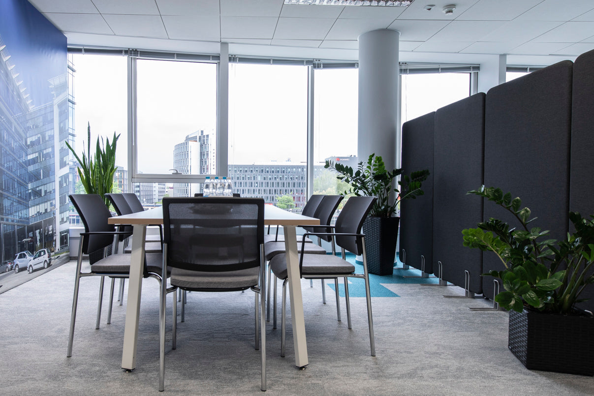 Eleganter Gaya GY4NK Konferenzstuhl in stilvollem Grau, perfekt für professionelle Umgebungen, bietet hohen Sitzkomfort und modernes Design.