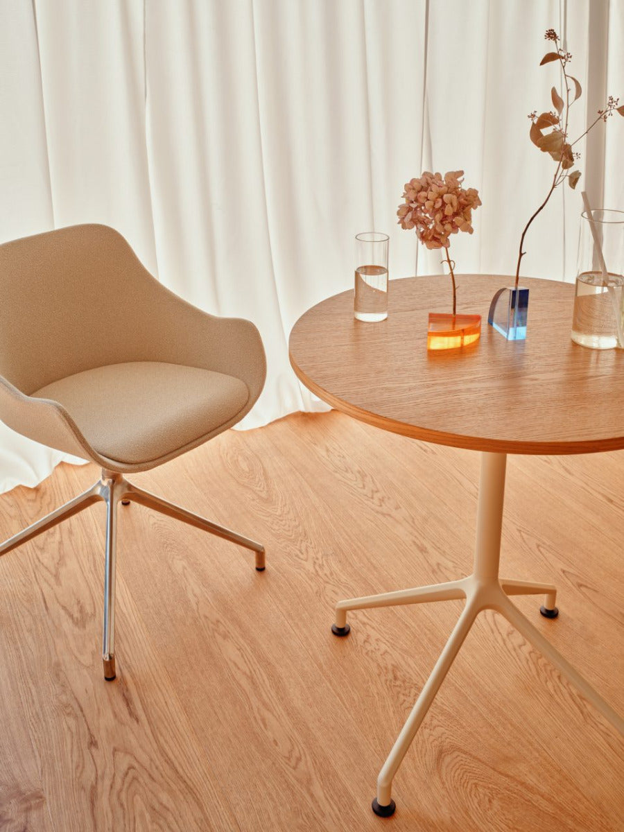 Eleganter Kaffeetisch Gobo GBR77 von Mdd, mit geschmackvollem runden Design und hochwertiger Holzoberfläche, perfekt für stilvolle Wohnräume.
