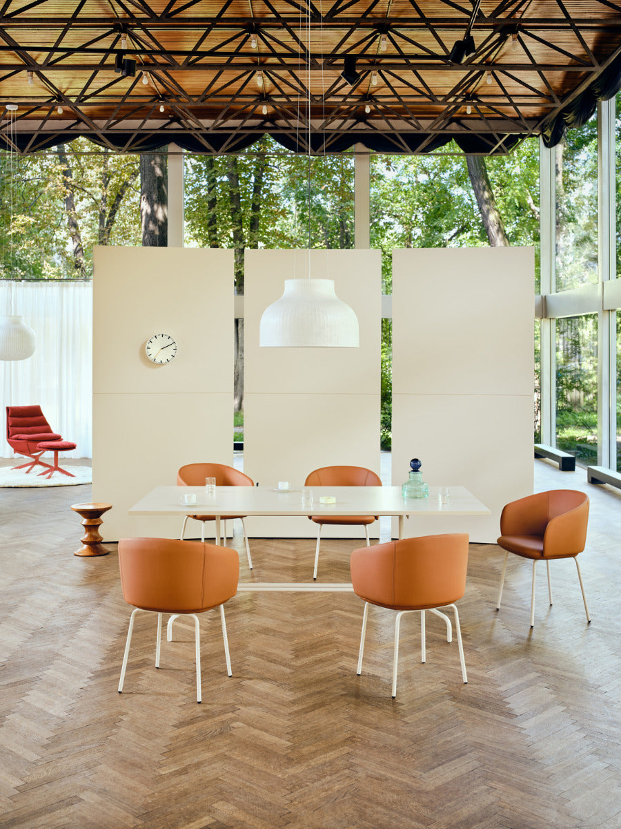 Eleganter Grace GRP5 Drehstuhl mit modernem 4-Bein-Gestell, stilvollem Design und komfortabler Sitzfläche – perfekt für jedes Arbeitsumfeld.