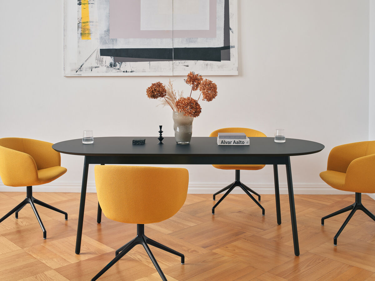 Moderner Drehstuhl Grace GRP19 mit ansprechendem Design, schwarzer Drehbasis und bequemer Polsterung für vielseitige Nutzung.