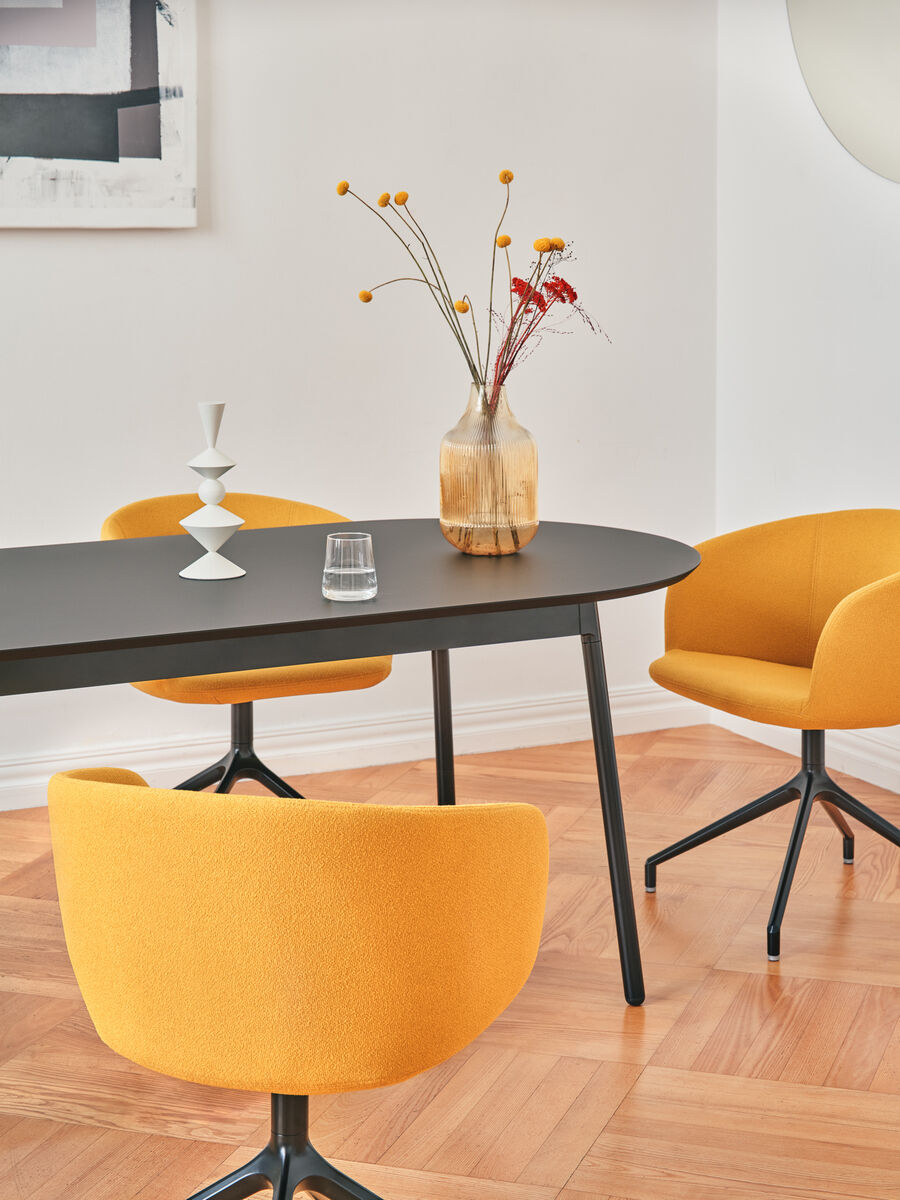 Eleganter Drehstuhl Grace GRP19 mit stilvollem Design, robuster schwarzer Basis und komfortabler Polsterung für jeden Raum.