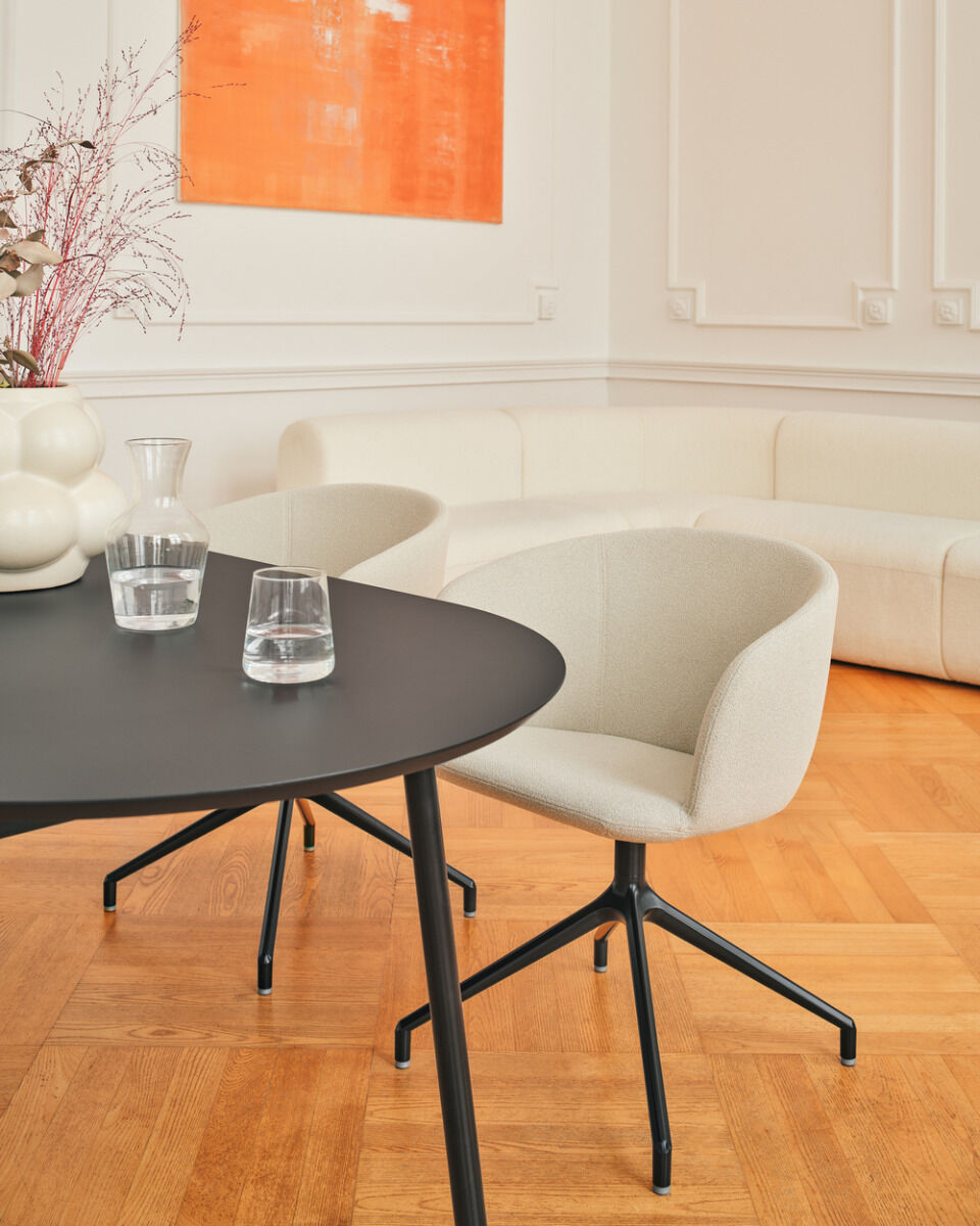 Eleganter Drehstuhl Grace GRP19 mit komfortabler Polsterung und schicker schwarzer Basis, ideal für moderne Arbeits- und Wohnumgebungen.