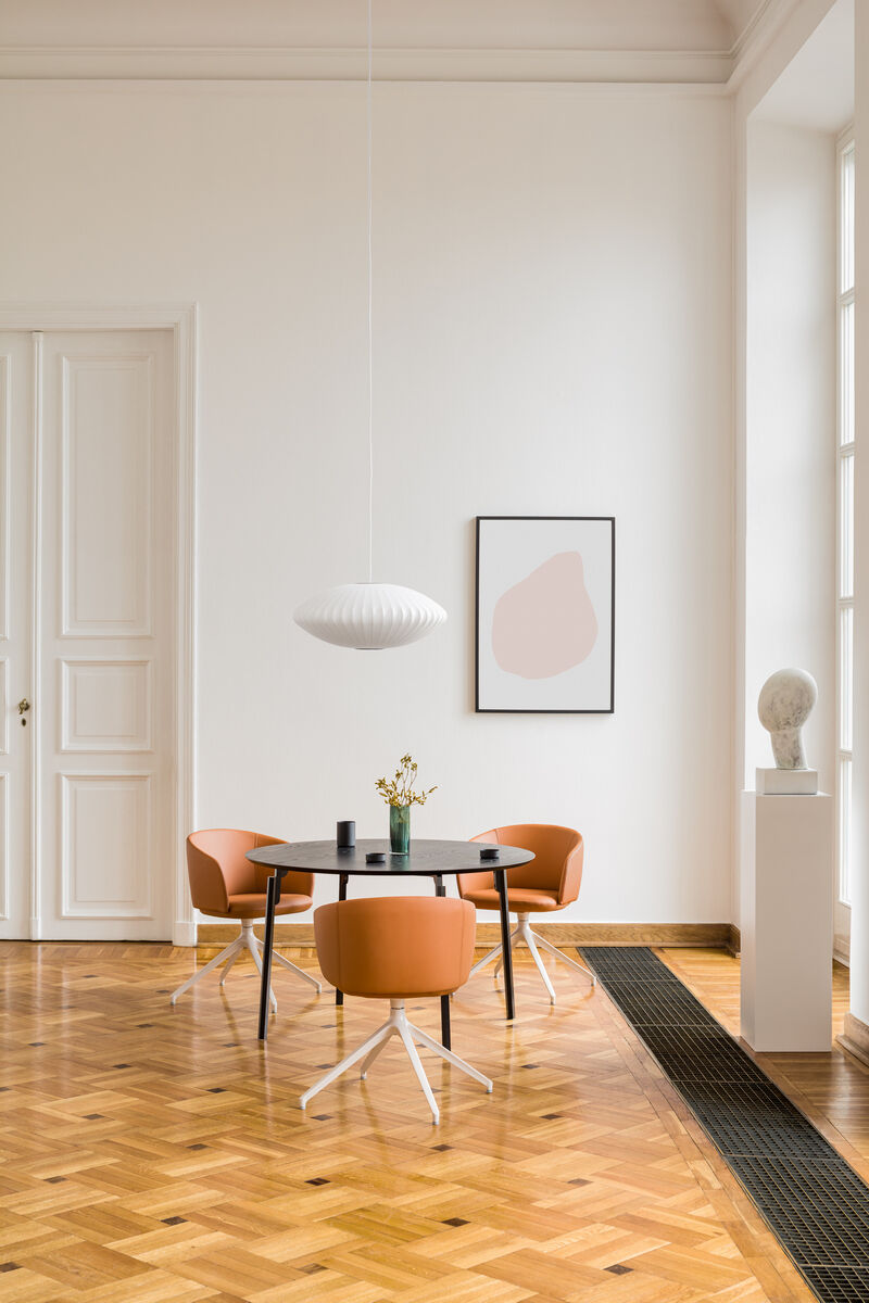 Moderner Drehstuhl Grace GRP19 mit stilvollem Design, bequemer Polsterung und robuster schwarzer Drehbasis, perfekt für jedes Büro oder Zuhause.