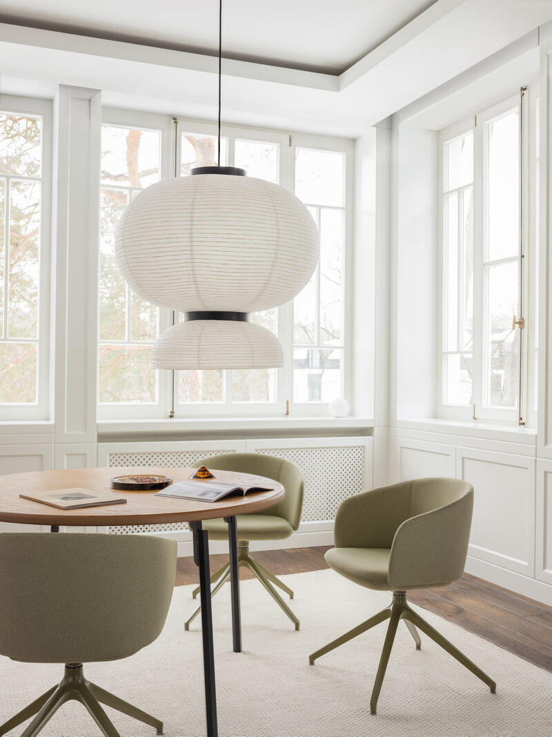 Moderner Drehstuhl Grace GRP19 mit ansprechendem Design, weicher Polsterung und robuster schwarzer Drehbasis, perfekt für jedes Arbeitsumfeld.