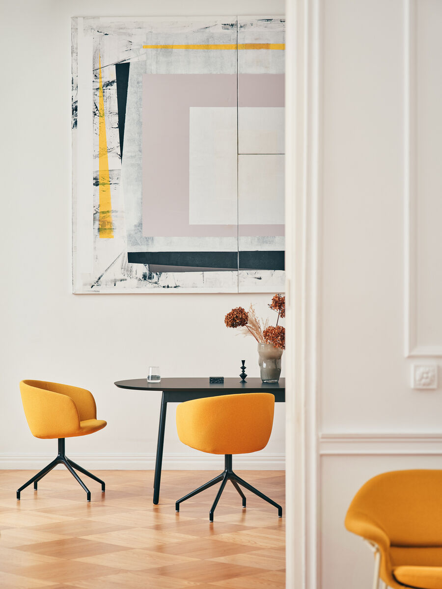 Moderner Drehstuhl Grace GRP19 mit stilvollem Design und flexibler Drehbasis, perfekt für zeitgemäße Büroumgebungen.