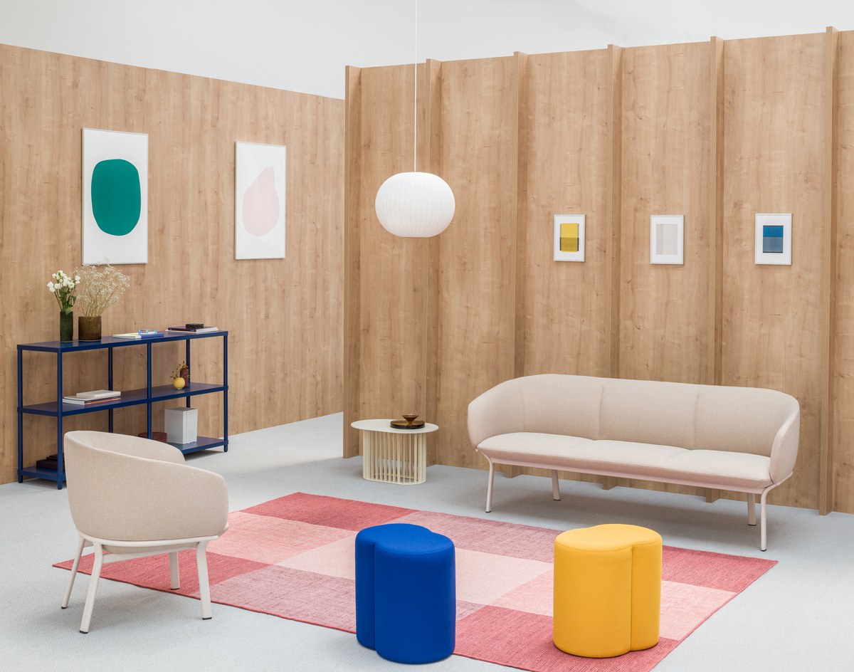 Sofa Grace von Mdd in Aluminium mit gepolstertem Sitz und Rückenlehne, ovalem Stahlgestell und schwarzen Kunststofffüssen.