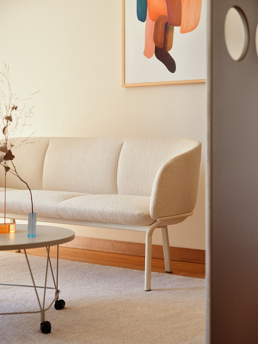 Sofa Grace von Mdd in Aluminium mit gepolstertem Sitz und Rückenlehne, ovalem Stahlgestell und schwarzen Kunststofffüssen.