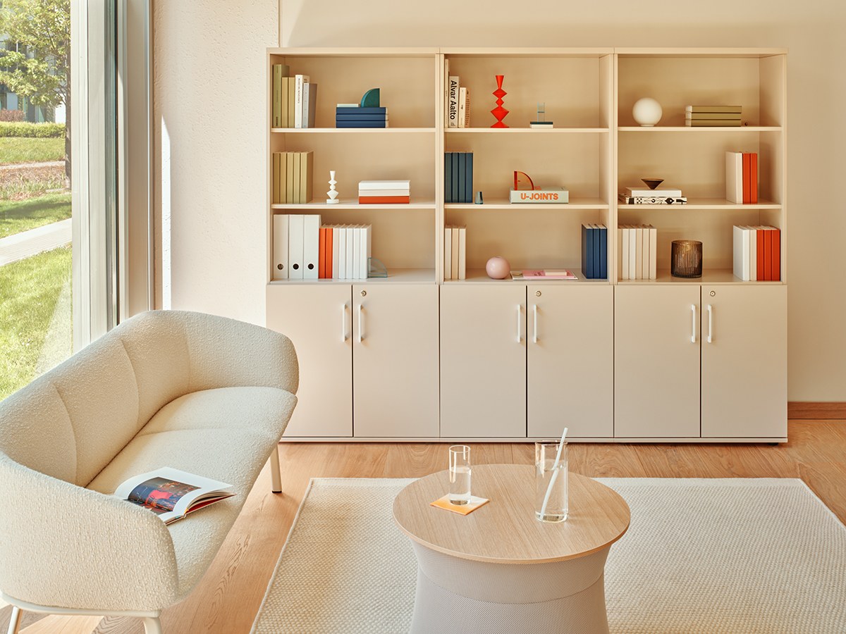 Sofa Grace von Mdd in Aluminium mit gepolstertem Sitz und Rückenlehne, ovalem Stahlgestell und schwarzen Kunststofffüssen.