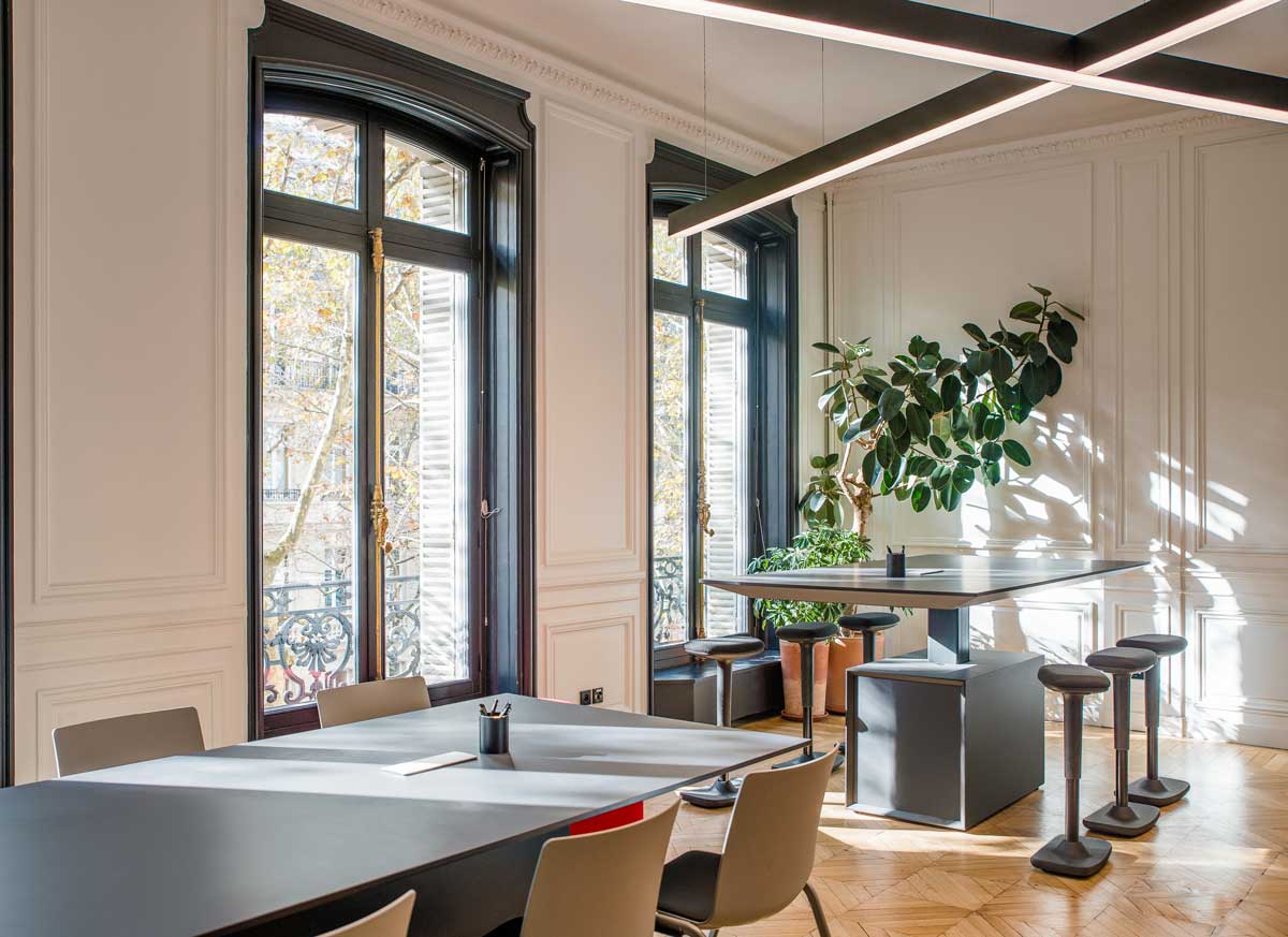 Eleganter Schreibtisch Gravity GAV7 von Mdd, ideal für stilvolle Büros, vereint Funktionalität und modernes Design für effizientes Arbeiten.