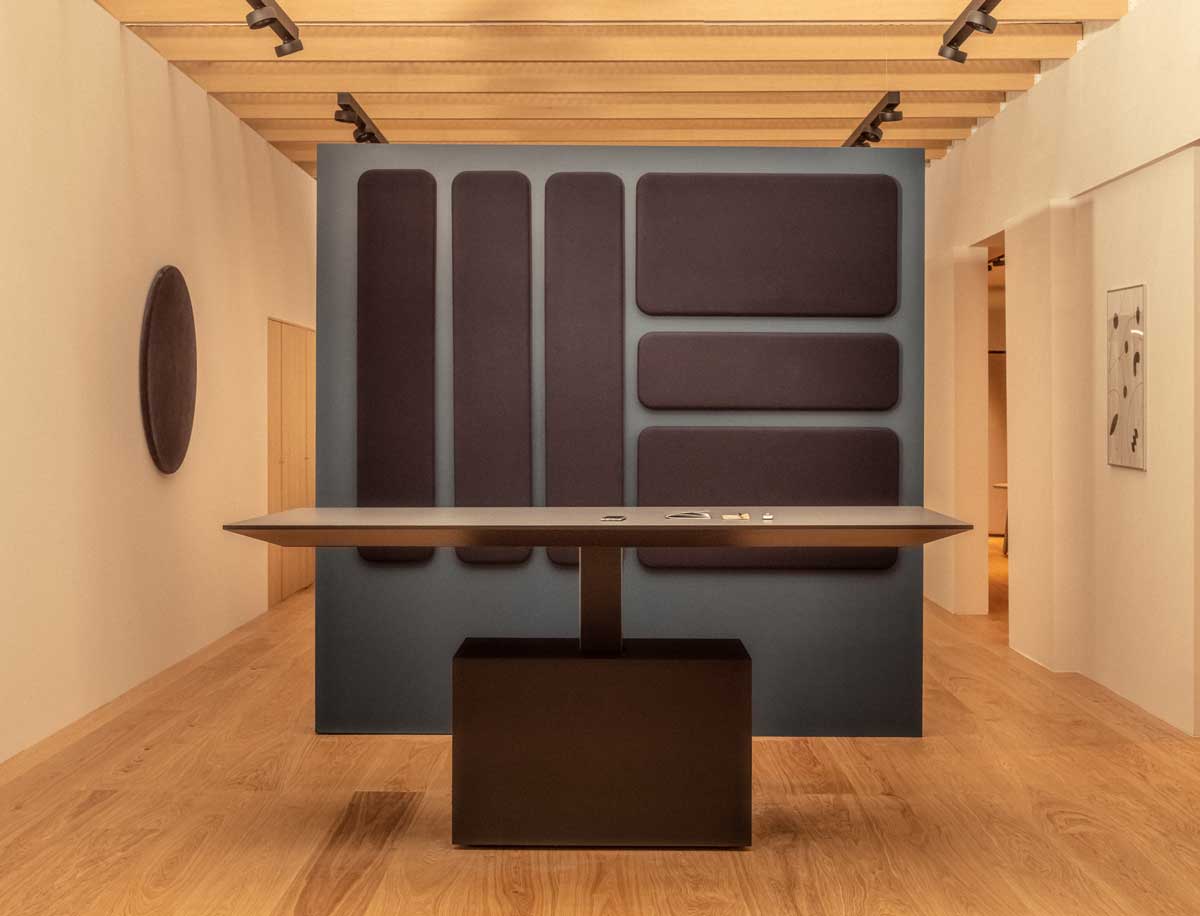 Moderner Schreibtisch Gravity GAV7 von Mdd, perfekt für das Chefzimmer, kombiniert zeitgemäße Ästhetik mit praktischen Eigenschaften.