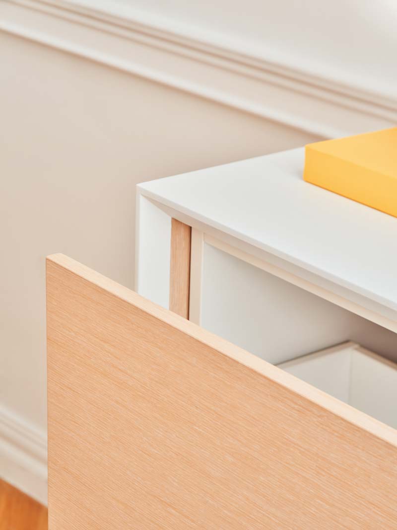 Eleganter Büroschrank Gravity GAV17 von Mdd, ideal für stilvolle und funktionale Aufbewahrung im Büro mit offenen Fächern und geschlossenen Türen.