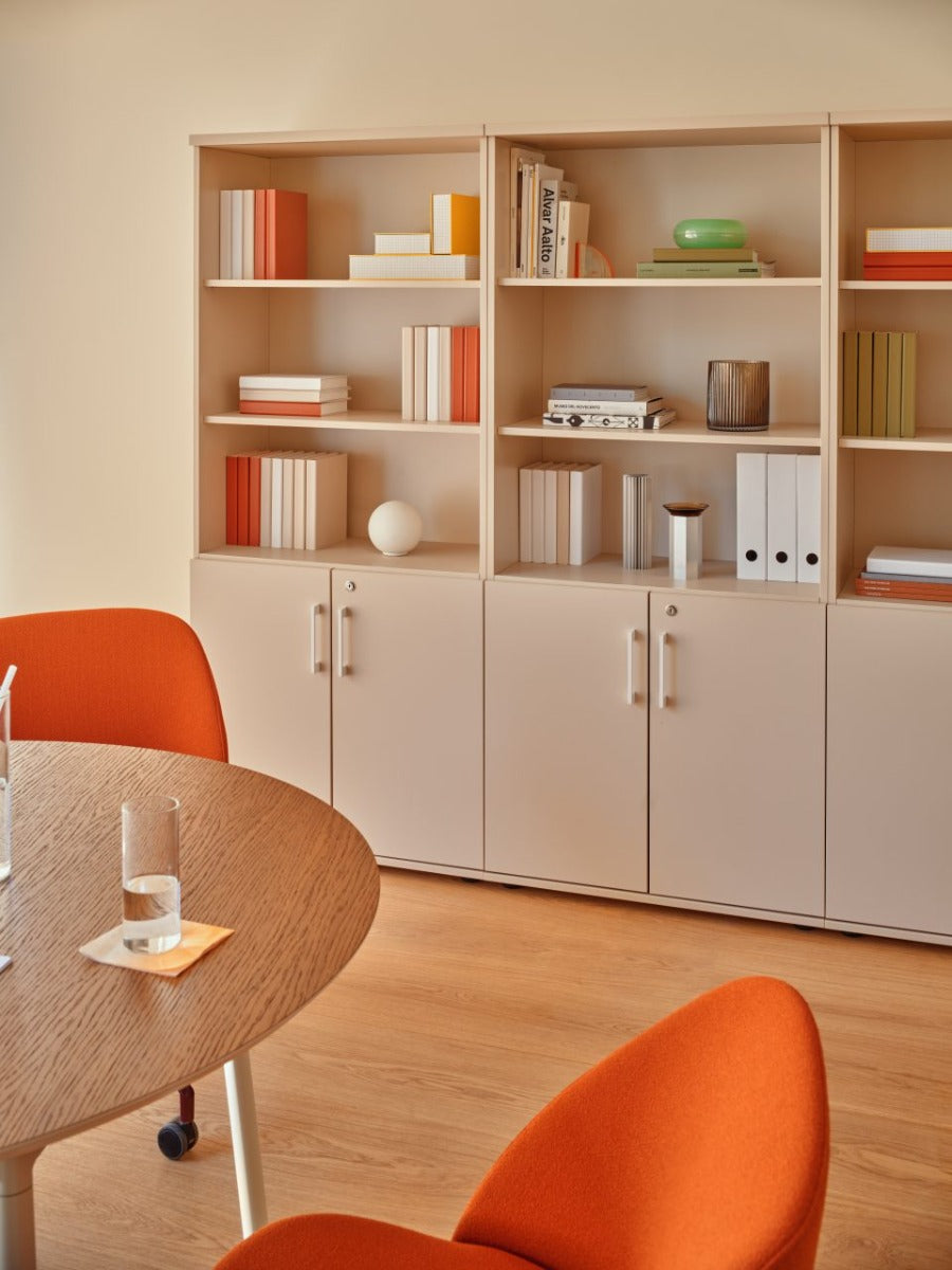 Elegantes Halbregal A5404 von Mdd aus hellem Holz, ideal für stilvolle Aufbewahrung und zur Gestaltung offener Wohnräume.