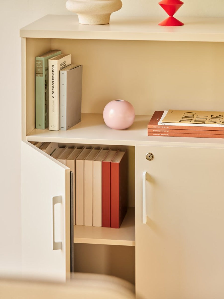 Elegantes Halbregal A5404 von Mdd, aus hellem Holz, ideal für stilvolle Akzente und praktische Organisation in jedem Raum.